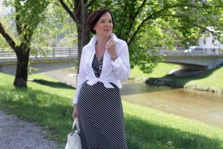 Как носить белые джинсы женщинам 40+ летом: 5 стильных сочетаний сезона 2022