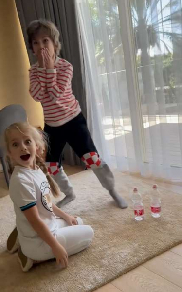 Дети эмигрировавшей в Израиль Пугачевой играют с бутылками